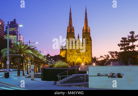 La Cattedrale di St Mary è la cattedrale della Chiesa Cattolica Romana l Arcidiocesi di Sydney, Australia, e la sede dell'Arcivescovo di Sydney. Foto Stock