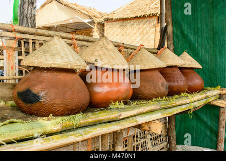 Foto di acqua potabile pentole, Myanmar cultura Foto Stock