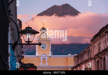 Architettura coloniale in antiche Antigua Guatemala City, America centrale, Guatemala Foto Stock