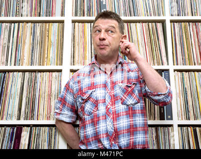 BBC Radio DJ Andy Kershaw fotografato nella sua casa di Londra, il 20 gennaio 2005. Foto Stock