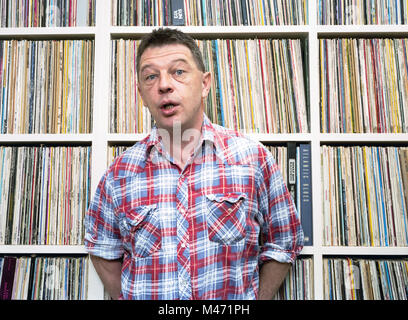 BBC Radio DJ Andy Kershaw fotografato nella sua casa di Londra, il 20 gennaio 2005. Foto Stock