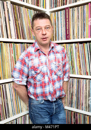 BBC Radio DJ Andy Kershaw fotografato nella sua casa di Londra, il 20 gennaio 2005. Foto Stock