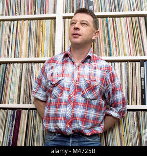 BBC Radio DJ Andy Kershaw fotografato nella sua casa di Londra, il 20 gennaio 2005. Foto Stock