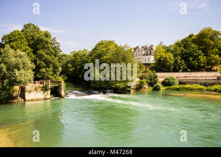 Il fiume Aube come fluisce attraverso Arcis-sur-Aube e l isola di Cherlieu, Grand Est, Francia Foto Stock
