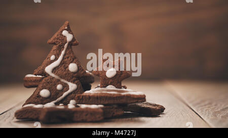 Chrismas biscotti al cioccolato su tavola in legno di quercia con spazio di copia Foto Stock
