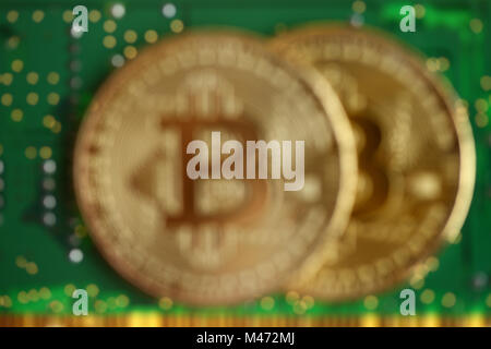 Bitcoin con scheda di circuiti verde Foto Stock