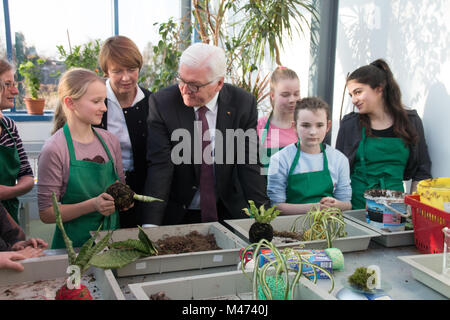 Wolmirstedt, Germania - Febbraio 14,2018: Presidente federale Frank-Walter Steinmeier in conversazione con gli alunni di tutti i giorni di scuola "Johannes Gutenberg' nella piccola cittadina di Wolmirstedt, Sassonia-Anhalt. La scuola è il vincitore della "scuola trongest' concorrenza in Germania. Credito: Mattis Kaminer/Alamy Live News Foto Stock