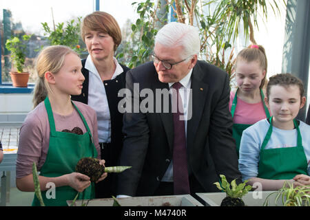 Wolmirstedt, Germania - Febbraio 14,2018: Presidente federale Frank-Walter Steinmeier in conversazione con gli alunni di tutti i giorni di scuola "Johannes Gutenberg' nella piccola cittadina di Wolmirstedt, Sassonia-Anhalt. La scuola è il vincitore della "scuola trongest' concorrenza in Germania. Credito: Mattis Kaminer/Alamy Live News Foto Stock