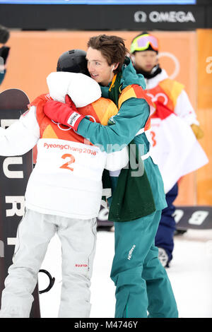 PyeongChang, Corea del Sud. Xiv Feb, 2018. Medaglia d'oro Shaun White di USA ottiene un abbraccio dalla medaglia di bronzo vincitore SCOTTY JAMES di Australia in Snowboard uomini Halfpipe finale di Phoenix Snow Park durante il 2018 Pyeongchang Giochi Olimpici Invernali. Credito: Scott Kiernan Mc/ZUMA filo/Alamy Live News Foto Stock