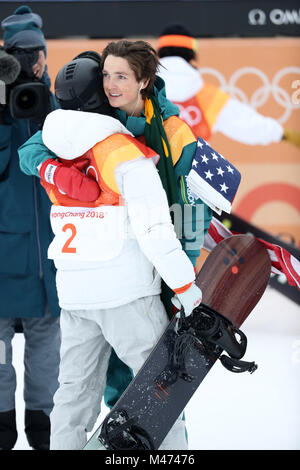 PyeongChang, Corea del Sud. Xiv Feb, 2018. Medaglia d'oro Shaun White di USA ottiene un abbraccio dalla medaglia di bronzo vincitore SCOTTY JAMES di Australia in Snowboard uomini Halfpipe finale di Phoenix Snow Park durante il 2018 Pyeongchang Giochi Olimpici Invernali. Credito: Scott Kiernan Mc/ZUMA filo/Alamy Live News Foto Stock