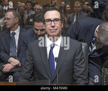 Washington, Distretto di Columbia, Stati Uniti d'America. Xiv Feb, 2018. Stati Uniti Segretario del Tesoro Steven Mnuchin attende a testimoniare davanti al Senato degli Stati Uniti di commissione per finanziare il presidente del anno fiscale 2019 bilancio sul Campidoglio di Washington DC su Mercoledì, 14 febbraio 2018.Credit: Ron Sachs/CNP Credito: Ron Sachs/CNP/ZUMA filo/Alamy Live News Foto Stock