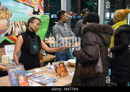 New York, Stati Uniti d'America. Il 13 febbraio, 2018. La sig.ra laghetti parla con i partecipanti dopo l'evento. Irene laghetti, afro-americano di cantastorie e autore di libri per bambini, tenuto una storia nero mese la lettura di selezioni da lei lavora per una assorta udienza a Whole Foods Store sul 125th Street. Laghetti, una fama a livello internazionale di best-seller è basata a Boston. Credito: M. Stan Reaves/Alamy Live News Foto Stock