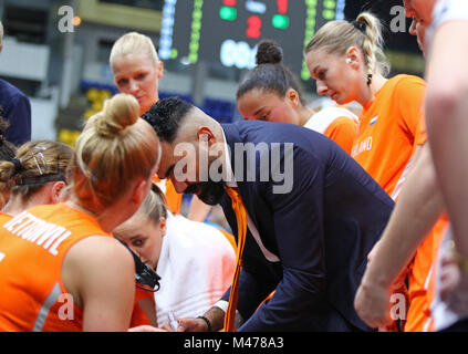 Kiev, Ucraina. 14 febbraio 2018. Hakim Salem, allenatore della squadra nazionale di Paesi Bassi, in azione durante la FIBA Womens EuroBasket 2019 gioco Ucraina v Paesi Bassi al Palazzo dello Sport di Kiev. Credito: Oleksandr Prykhodko/Alamy Live News Foto Stock