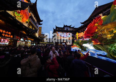 Shanghai, Cina. 14 Febbraio, 2018. La gente celebra il 2018 Anno Nuovo Cinese,(anno del cane) presso il Giardino Yu Yuan area in Shanghai, Cina. Credito: Luciano Mortula/Alamy Live News Foto Stock