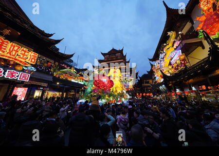 Shanghai, Cina. 14 Febbraio, 2018. La gente celebra il 2018 Anno Nuovo Cinese,(anno del cane) presso il Giardino Yu Yuan area in Shanghai, Cina. Credito: Luciano Mortula/Alamy Live News Foto Stock