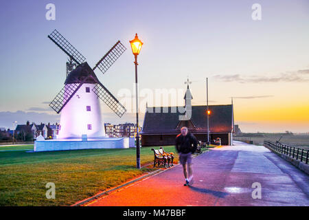 Lytham St Annes, Lancashire Regno Unito Meteo. Il 15 febbraio 2018. Il LED illuminato il mulino a vento di torre eolica, potenza, energia, sky, turbina, ambiente, elettricità, tecnologia, natura, generatore, mill, rinnovabile, Lytham Windmill è situato sulle verdi della città costiera di Lytham St Annes Lancashire Inghilterra. Esso è del tipo noto come un tower mill e è stato progettato per la macinazione di grano e di avena per fare la farina di crusca o. Credito; MediaWorldImages/AlamyLiveNews Foto Stock