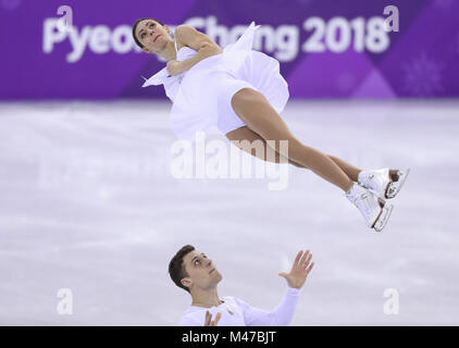 Pyeongchang, Corea del Sud. 15 Feb, 2018. Atleti olimpici dalla Russia Evgenia Tarasova (Top) e Vladimir Morozov competere durante la coppia di pattinaggio pattinaggio gratuito di pattinaggio di figura al 2018 PyeongChang Olimpiadi invernali in Gangneung Ice Arena, Corea del Sud, nel febbraio 15, 2018. Evgenia Tarasova e Vladimir Morozov ha ottenuto il 4° posto nella coppia pattinaggio con 224.93 punti in totale. Credito: Han Yan/Xinhua/Alamy Live News Foto Stock