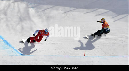 Pyeongchang, Corea del Sud. 15 Feb, 2018. Atleti competere durante l'uomo snowboard cross finale al 2018 PyeongChang Olimpiadi invernali a Phoenix Snow Park, Sud Corea, nel febbraio 15, 2018. Credito: Lui Siu Wai/Xinhua/Alamy Live News Foto Stock