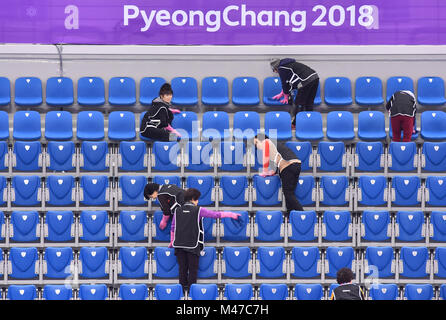 Pyeongchang, Corea del Sud. 15 Feb, 2018. Gangneung, Corea del Sud. 15 Feb, 2018. I detergenti per la pulizia del tribune in Gangneung Ice Arena in Gangneung, Corea del Sud, 15 febbraio 2018. Credito: Pietro Kneffel/dpa/Alamy Live News Foto Stock