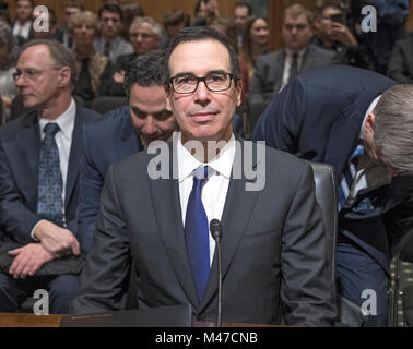 Washington, Stati Uniti d'America. Xiv Feb, 2018. Stati Uniti Segretario del Tesoro Steven Mnuchin attende a testimoniare davanti al Senato degli Stati Uniti di commissione per finanziare il presidente del anno fiscale 2019 bilancio sul Campidoglio di Washington DC su Mercoledì, 14 febbraio 2018. Credito: Ron Sachs/CNP - nessun filo SERVICE - Credit: Ron Sachs/consolidato Notizie Foto/Ron Sachs - CNP/dpa/Alamy Live News Foto Stock
