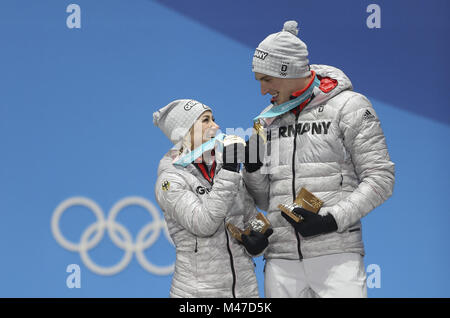 Pyeongchang, Corea del Sud. 15 Feb, 2018. Gold medalists Aljona Savchenko (L) e Bruno Massot dalla Germania celebrare durante la premiazione della coppia di pattinaggio di figura il pattinaggio a PyeongChang 2018 Giochi Olimpici Invernali a Medal Plaza, PyeongChang, Corea del Sud, Feb 15, 2018. Credito: Wu Zhuang/Xinhua/Alamy Live News Foto Stock