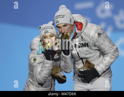 Pyeongchang, Corea del Sud. 15 Feb, 2018. Gold medalists Aljona Savchenko (L) e Bruno Massot di Germania pone per le foto durante la premiazione della coppia di pattinaggio di figura il pattinaggio a PyeongChang 2018 Giochi Olimpici Invernali a Medal Plaza, PyeongChang, Corea del Sud, Feb 15, 2018. Credito: Wu Zhuang/Xinhua/Alamy Live News Foto Stock