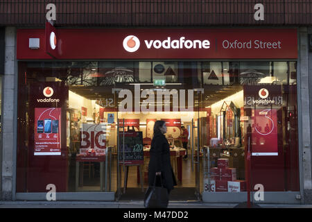 Londra, Regno Unito. 30 gen, 2018. Vodafone store visto a Londra famosa Oxford street. Il centro di Londra è uno dei più interessanti di attrazione turistica per gli individui il cui disposto a fare acquisti e a godere della varietà di famosi in tutto il mondo e marchi. Credito: Rahman Hassani/SOPA/ZUMA filo/Alamy Live News Foto Stock