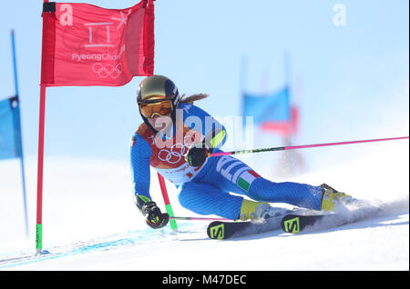 Pyeongchang, Corea del Sud. 15 Feb, 2018. 15.02.2018, Südkorea, Pyeongchang, Olympia, sci alpino, Riesenslalom, Damen, 1. Durchgang im Yongpyong Alpin-Zentrum. Marta Bassino aus Italien in Aktion. Foto: Michael Kappeler/dpa Foto Stock