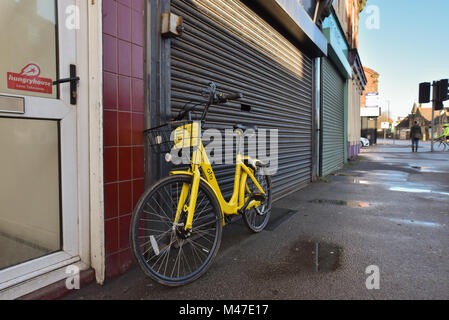 Sheffield South Yorkshire, Regno Unito. Il 15 febbraio 2018. Ofo avere 1.000 dockless biciclette a noleggio a Sheffield. Le biciclette ingaggiato tramite smartphone app a 50p per 30 minuti può essere visto in modo casuale a sinistra sulla città. Credito: Matteo Chattle/Alamy Live News Foto Stock