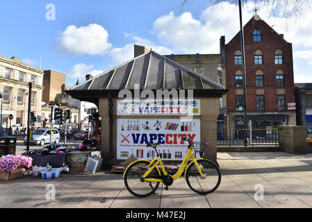 Sheffield South Yorkshire, Regno Unito. Il 15 febbraio 2018. Ofo avere 1.000 dockless biciclette a noleggio a Sheffield. Le biciclette ingaggiato tramite smartphone app a 50p per 30 minuti può essere visto in modo casuale a sinistra sulla città. Credito: Matteo Chattle/Alamy Live News Foto Stock