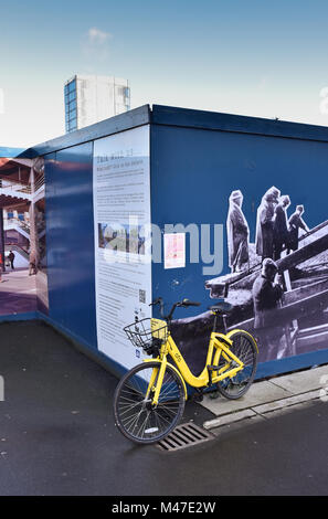 Sheffield South Yorkshire, Regno Unito. Il 15 febbraio 2018. Ofo avere 1.000 dockless biciclette a noleggio a Sheffield. Le biciclette ingaggiato tramite smartphone app a 50p per 30 minuti può essere visto in modo casuale a sinistra sulla città. Credito: Matteo Chattle/Alamy Live News Foto Stock