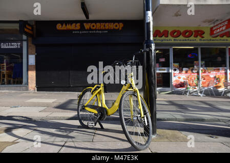 Sheffield South Yorkshire, Regno Unito. Il 15 febbraio 2018. Ofo avere 1.000 dockless biciclette a noleggio a Sheffield. Le biciclette ingaggiato tramite smartphone app a 50p per 30 minuti può essere visto in modo casuale a sinistra sulla città. Credito: Matteo Chattle/Alamy Live News Foto Stock