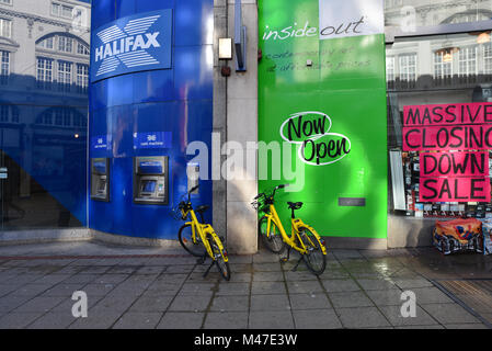 Sheffield South Yorkshire, Regno Unito. Il 15 febbraio 2018. Ofo avere 1.000 dockless biciclette a noleggio a Sheffield. Le biciclette ingaggiato tramite smartphone app a 50p per 30 minuti può essere visto in modo casuale a sinistra sulla città. Credito: Matteo Chattle/Alamy Live News Foto Stock