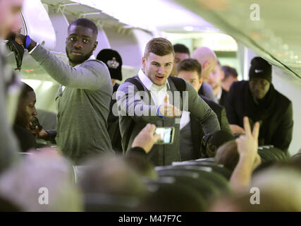 Leizig, Germania. Xiv Feb, 2018. Leipzig Timo Werner (C) e Dayot Upamecano (L) stand tra i sedili a bordo di un aeromobile prima di decollare al loro aeroporto in Leizig, Germania, 14 febbraio 2018. Lipsia è enrout a Napoli per giocare in Europa League Soccer Match SSC Neapel vs RB Leipzig allo Stadio San Paolo di Napoli il 15 febbraio 2018. Credito: Jan Woitas/dpa-Zentralbild/dpa/Alamy Live News Foto Stock