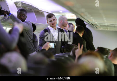 Leizig, Germania. Xiv Feb, 2018. Leipzig Timo Werner (C) e Dayot Upamecano (L) stand tra i sedili a bordo di un aeromobile prima di decollare al loro aeroporto in Leizig, Germania, 14 febbraio 2018. Lipsia è enrout a Napoli per giocare in Europa League Soccer Match SSC Neapel vs RB Leipzig allo Stadio San Paolo di Napoli il 15 febbraio 2018. Credito: Jan Woitas/dpa-Zentralbild/dpa/Alamy Live News Foto Stock