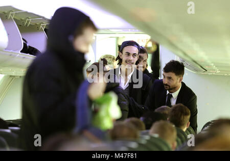 Leizig, Germania. Xiv Feb, 2018. Lipsia si è Yussuf Poulsen si erge tra i sedili a bordo di un aeromobile prima di decollare al loro aeroporto in Leizig, Germania, 14 febbraio 2018. Lipsia è enrout a Napoli per giocare in Europa League Soccer Match SSC Neapel vs RB Leipzig allo Stadio San Paolo di Napoli il 15 febbraio 2018. Credito: Jan Woitas/dpa-Zentralbild/dpa/Alamy Live News Foto Stock