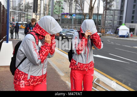 Gangneung, Corea del Sud. Xiv Feb, 2018. I volontari a combattere contro il vento forte in Gangneung, Corea del Sud, 14 febbraio 2018. Credito: Pietro Kneffel/dpa/Alamy Live News Foto Stock