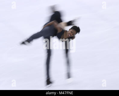 Pyeongchang, Corea del Sud. 15 Feb, 2018. James Vanessa (R) e Cipres Morgan della Francia competere durante la coppia di pattinaggio pattinaggio gratuito di pattinaggio di figura al 2018 PyeongChang Olimpiadi invernali in Gangneung Ice Arena, Corea del Sud, nel febbraio 15, 2018. Credit: Lan Hongguang/Xinhua/Alamy Live News Foto Stock