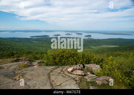 Vista di Bar Harbor e il francesino Bay dalla cima del Cadillac Mountain, Parco Nazionale di Acadia, Maine, Stati Uniti d'America. Foto Stock