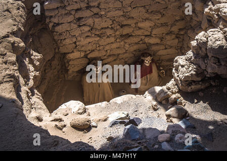 Il cimitero di Chauchilla con mummie prehispanic nel deserto di Nazca, Perù Foto Stock