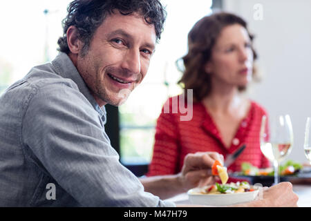 Ritratto di uomo a pranzo con i suoi amici Foto Stock