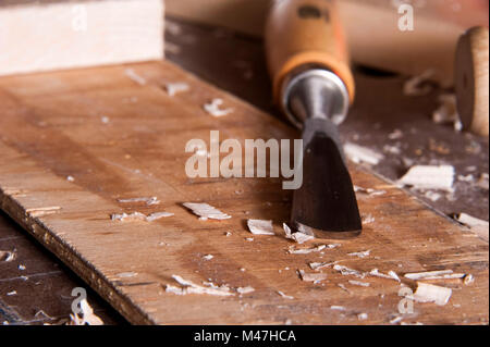 Intaglio del legno scalpello su un banco di lavoro Foto Stock