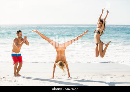 Bella entusiasti amici salto sulla spiaggia Foto Stock