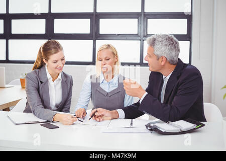 La gente di affari a discutere con il cliente sui documenti Foto Stock