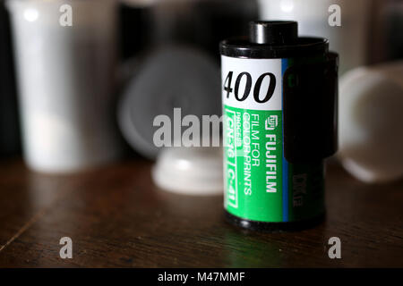 Viste generali di un vecchio Fujifilm 35mm 400 film iso su un tavolo in uno studio a Chichester, West Sussex, Regno Unito. Foto Stock