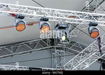 Palcoscenico di un concerto Dettaglio Luci Direzionali Foto Stock