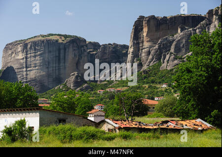 Kalambaka città con montagne rocciose di Meteora Foto Stock