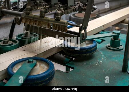 Immagine di adesivo applicato al legname per la produzione Foto Stock