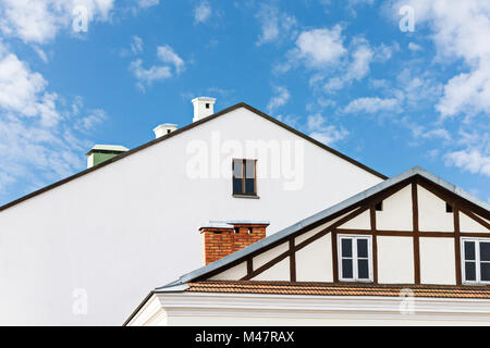 Tetti di edifici residenziali contro il cielo blu Foto Stock