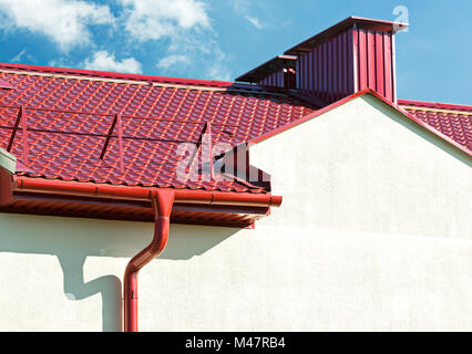 Nuovo tetto di tegole rosse e con grondaia Foto Stock